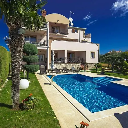 Stunning In With Kitchen Apartment *